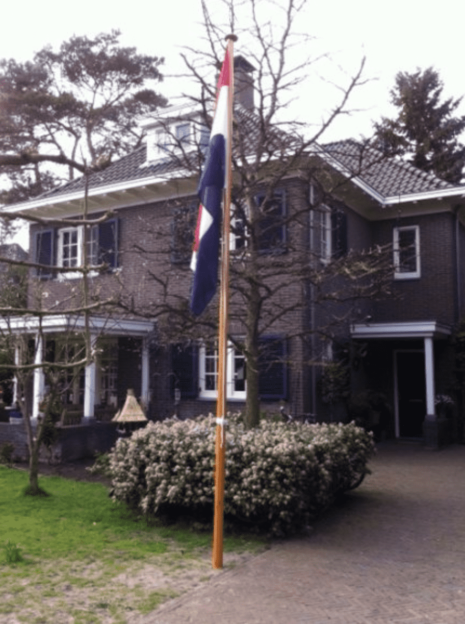 White lacquered wooden flagpole, Bilthoven