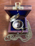 Messing kompas met ketting in houten kistje