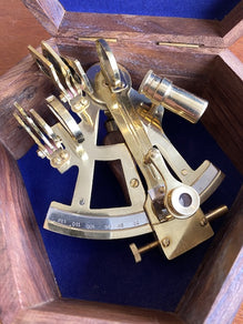 ANTIQUE HANDICRAFT HUB Sextant Navigatie| Sextant Real| Sextant Werken| Sextant Astrolabe Vintage Functionele Originele Antiek Messing Brons Gift Wandelen Nautische Metalen Decor Astra
